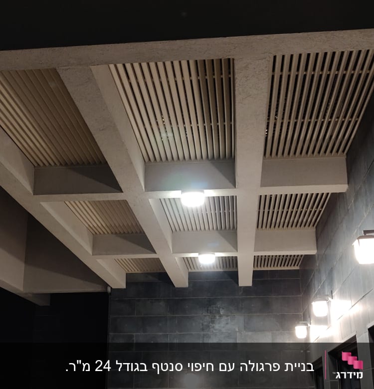 שולחן עץ על רצפת עץ במרפסת מוארת